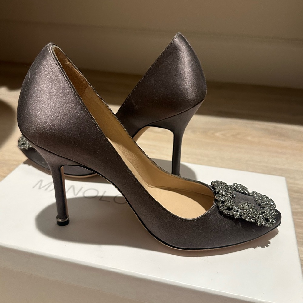 MANOLO BLAHNIK Hangisi Grey Satin Jewel Buckle Pumps sz35 - Picture 4 of 8